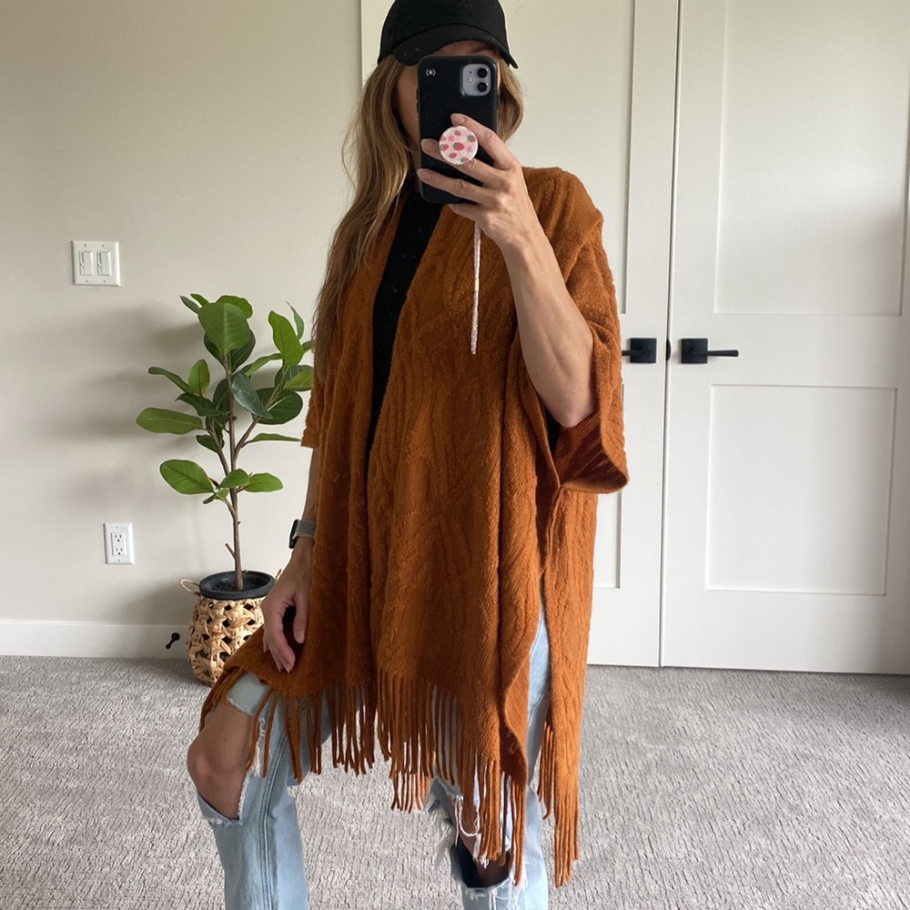 DO EVERYTHING IN LOVE Poncho Cognac Carmel Kimono Fringe Sweater OSFM Boho NWOT
